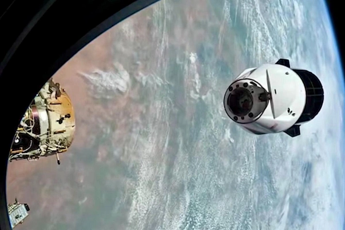 Стыковка глазами экипажа Dragon CRS-33 с модулем «Хармони»