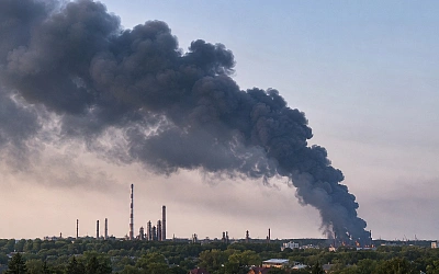 В Липецке после ночной атаки загорелась промплощадка