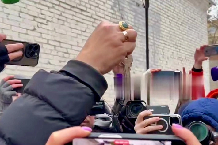 Приставы вскрыли квартиру Ларисы Долиной и передали ключи новой владелице