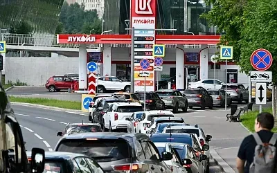 Треть россиян сократила поездки на авто из-за проблем с топливом