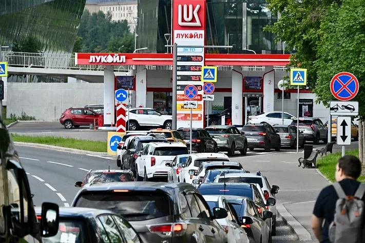 Треть россиян сократила поездки на авто из-за проблем с топливом