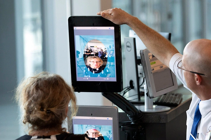 В России стартовал эксперимент по посадке на поезда и самолёты по биометрии