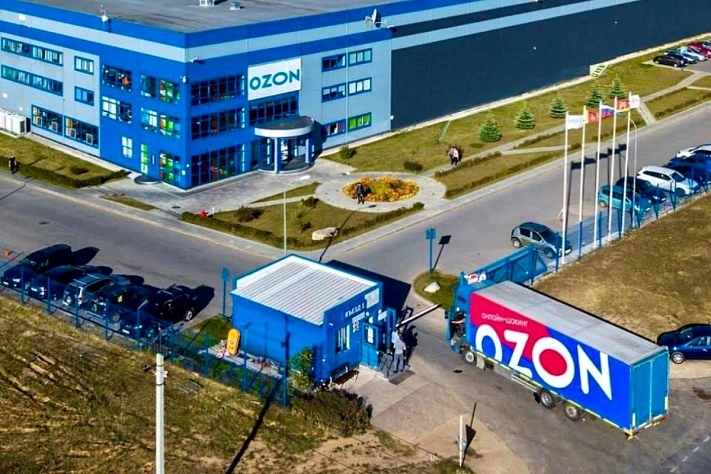 Ozon задерживает отгрузки: очереди фур у складов в Москве и Петербурге