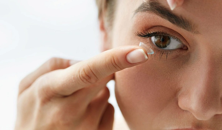 Крупнейший поставщик контактных линз приостанавливает импорт в Россию