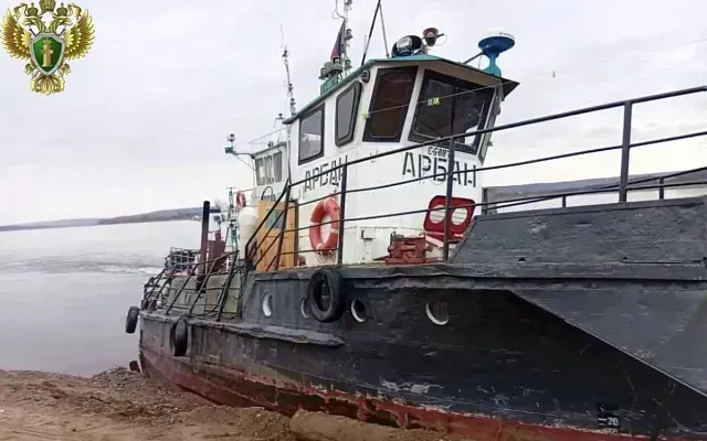 На Енисее теплоход повредил корпус и дал утечку топлива