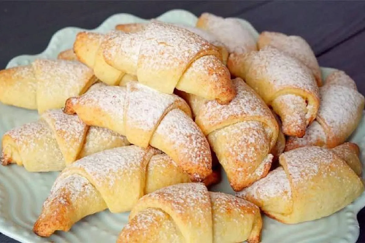 Готовим нежные творожные рогалики с хрустящей корочкой 