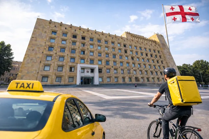 Грузия ограничит работу иностранцев в такси, доставке и туризме с 1 марта