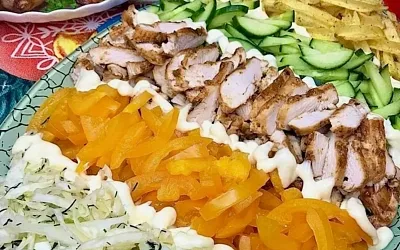 Салат «Шаурма» – оригинальный и сытный рецепт с курицей и чипсами