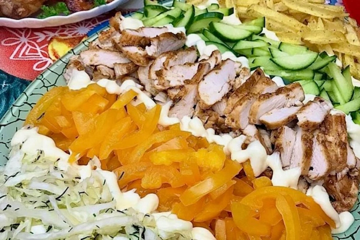 Салат «Шаурма» – оригинальный и сытный рецепт с курицей и чипсами