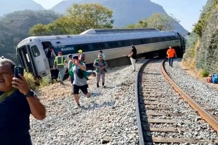 В Оахаке сошёл с рельсов поезд, погибли 13 человек