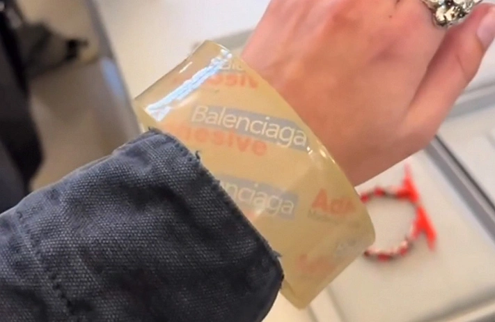 Balenciaga представила браслет в виде скотча за 3 тысячи евро