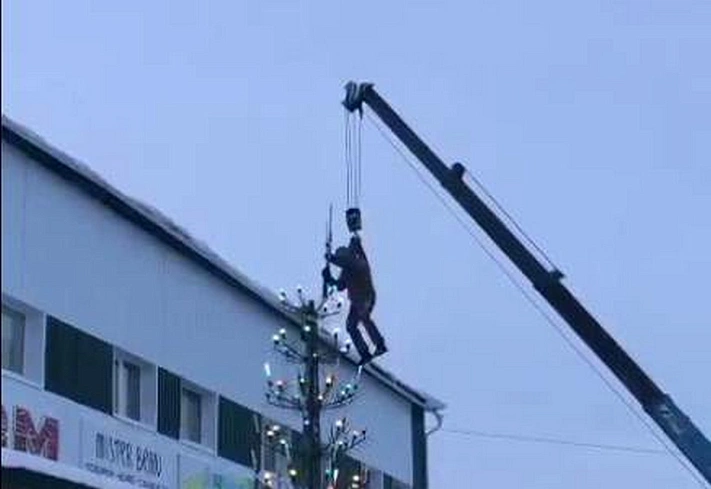 В Якутии мужчину подвесили на подъёмном кране, чтобы нарядить ёлку