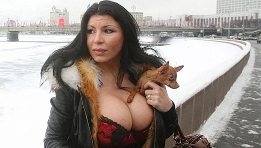 Обладательница самого большого бюста в России показала грудь детям в детсаду, гоняясь за соседкой