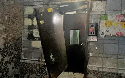 В Новосибирске пенсионерку, выходящую из подъезда, раздавил внедорожник