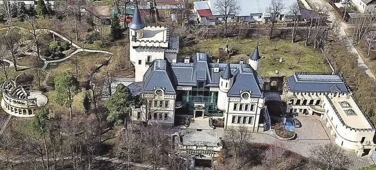 Кто купил замок Пугачёвой и что в нём будет?