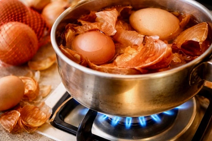 Перед Пасхой у луковой шелухи появился почти отдельный статус