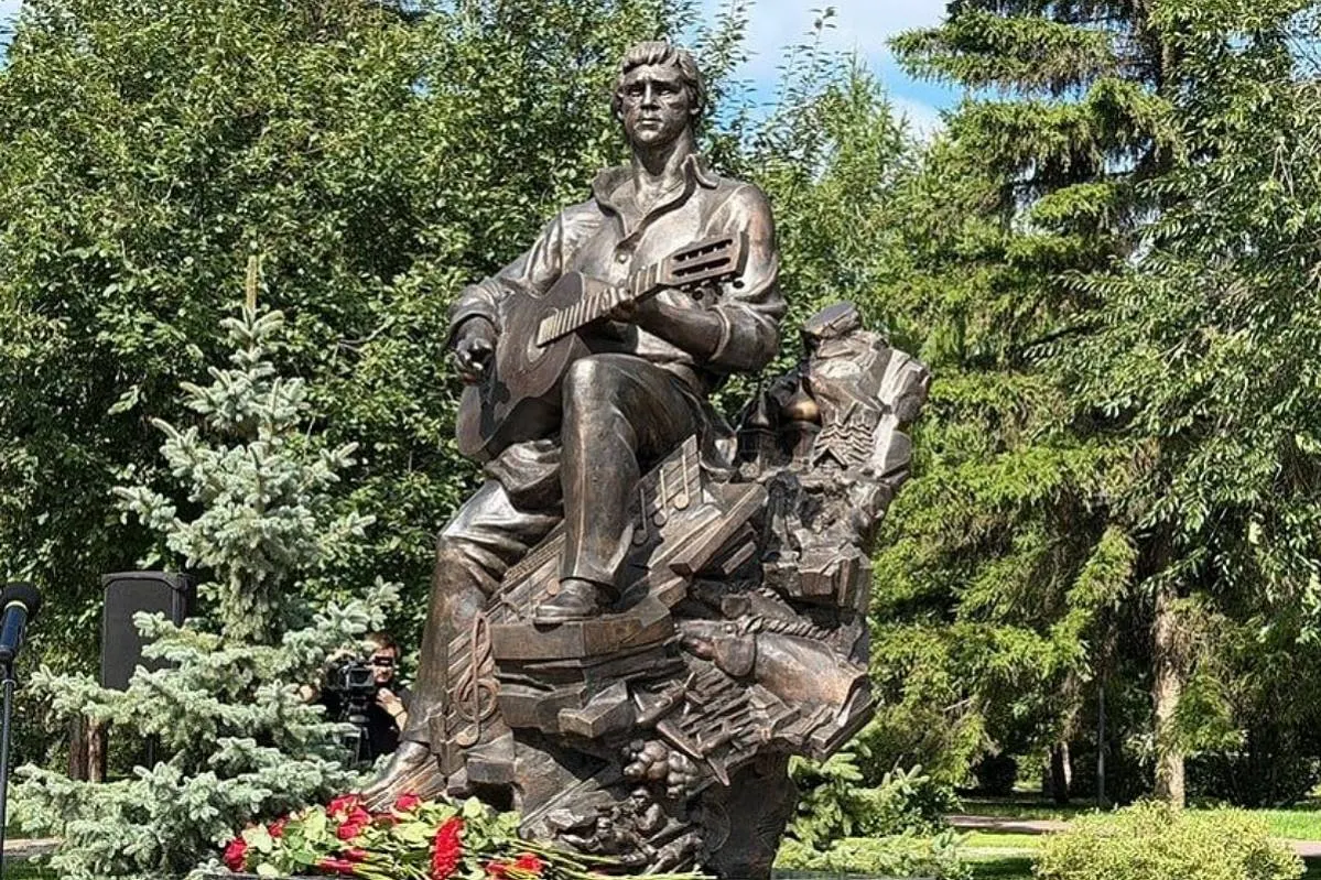В Омске открыли памятник Высоцкому на скале у храма