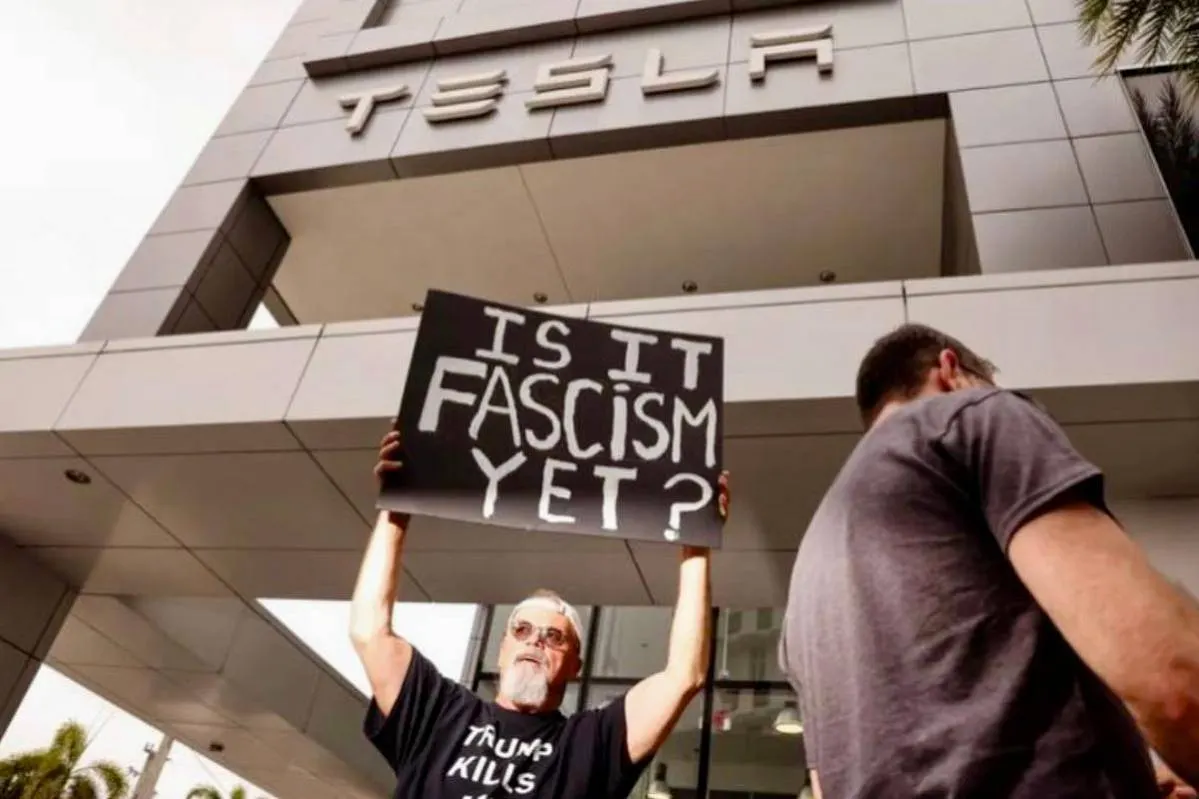 Маск потерял $100 млрд — акции Tesla падают на фоне протестов и снижения продаж