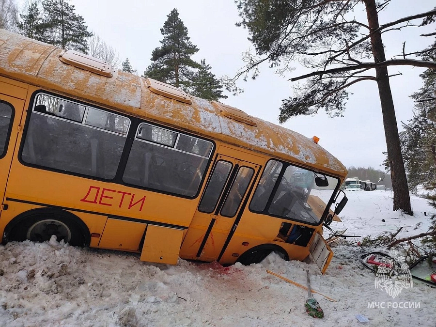 Под Псковом детский автобус попал в серьёзное ДТП