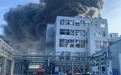 Девять человек пострадали во время пожара на заводе в Шахтах