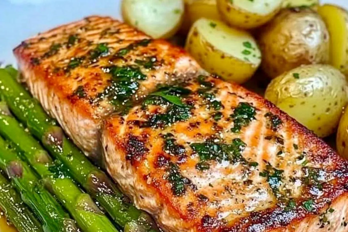 Лосось с картошкой, спаржей и чесночным соусом