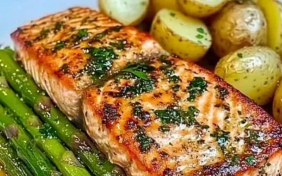 Лосось с картошкой, спаржей и чесночным соусом