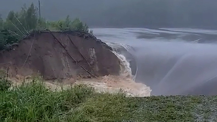 На Киалимском водохранилище прорвало плотину