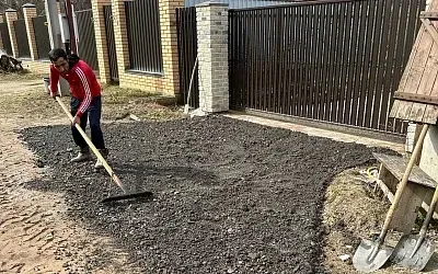 В Подмосковье чиновники отчитались о ремонте дороги, которую починили сами жители