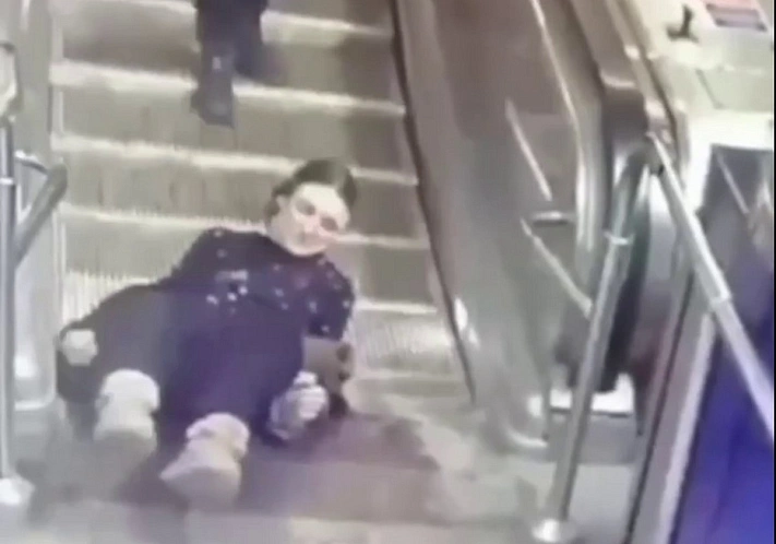 В Петербургском метро эскалатор зажевал девушку