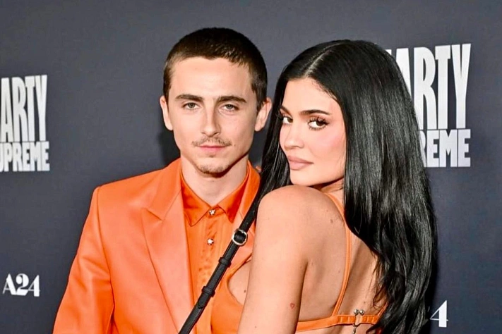 Кайли Дженнер и Тимоти Шаламе вышли в оранжевом тотал-луке на премьере «Марти Суприм»