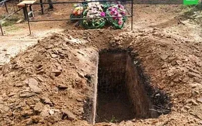 На подмосковном кладбище неизвестные ночью тайно вырыли могилу