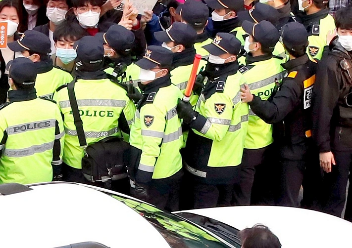 В Сеуле фермеры подрались с полицией во время митинга против закона о поедании собак