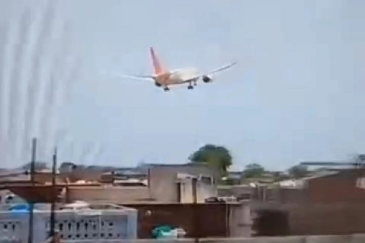 Самолёт Air India с 290 пассажирами рухнул на жилые дома