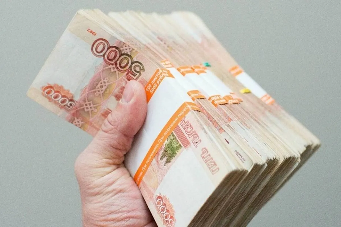 Объём наличных денег у россиян за год вырос на рекордный триллион рублей