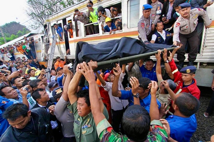 Женский вагон принял главный удар в аварии под Джакартой