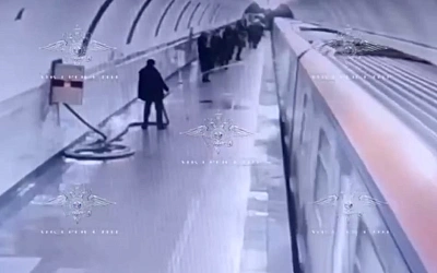 Мужчина из шланга обдал поезд в столичной подземке