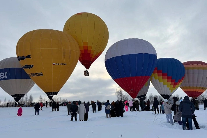 В небе над древним Переславлем-Залесским развернулось «созвездие» из аэростатов