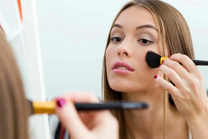 Попадает ли косметика в кровь при нанесении макияжа?