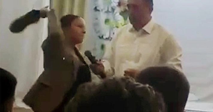 Женщину, метнувшую ботинок в чиновника, переселили из ветхого дома в аварийный