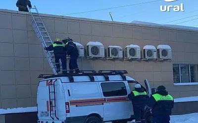 Руки уборщика примёрзли к лопате в Екатеринбурге