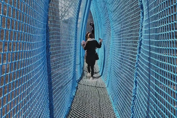 Экстремальный подвесной мост «взлетел» на Эйфелеву башню