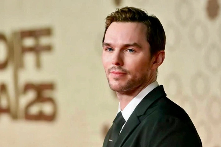 Николас Холт на Red Sea и он снова брюнет