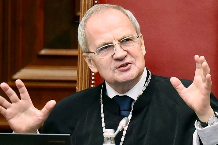 Глава КС предложил ввести наказание за оправдание коррупции