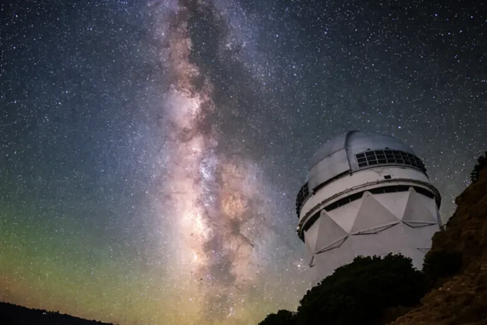 Уничтожит ли тёмная энергия Вселенную через «большое сжатие»