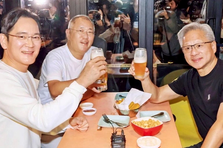 Дженсен Хуанг отмечает пять триллионов пивом и курицей в Сеуле