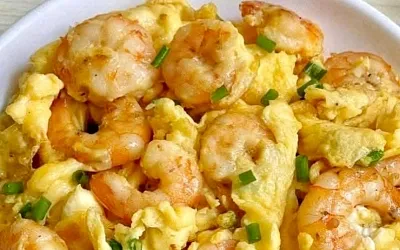 Жареные яйца с креветками и чесноком