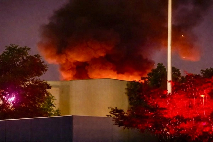 Пожар у консульства США в Дубае связали с ударом беспилотника