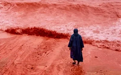 Почему побережье острова Ормуз стало красным после дождя