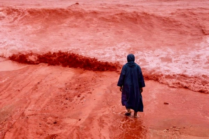 Почему побережье острова Ормуз стало красным после дождя