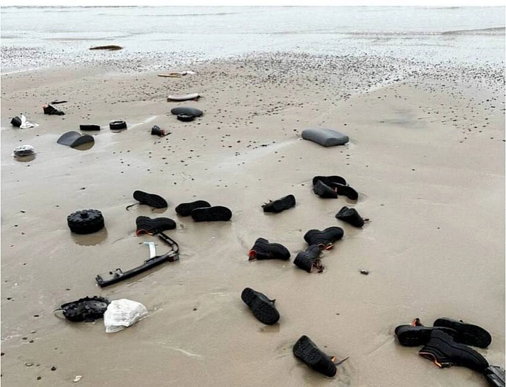 Пляжи в Дании заполонили тысячи ботинок